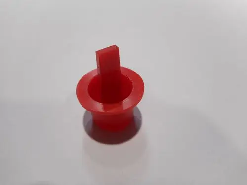 Roter Kunststoffstopfen mit Abziehlaschen, verwendet in der Heiztechnik und möglicherweise kompatibel mit Remeha-Produkten.